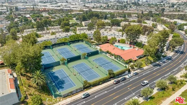 a sign that is sitting on a brick wall