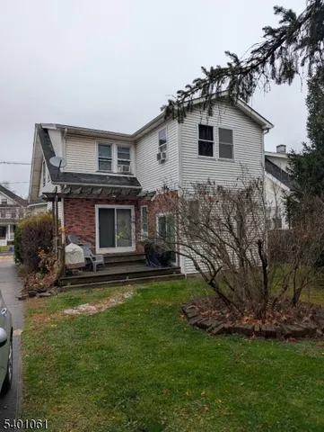 a view of a yard in front of a house