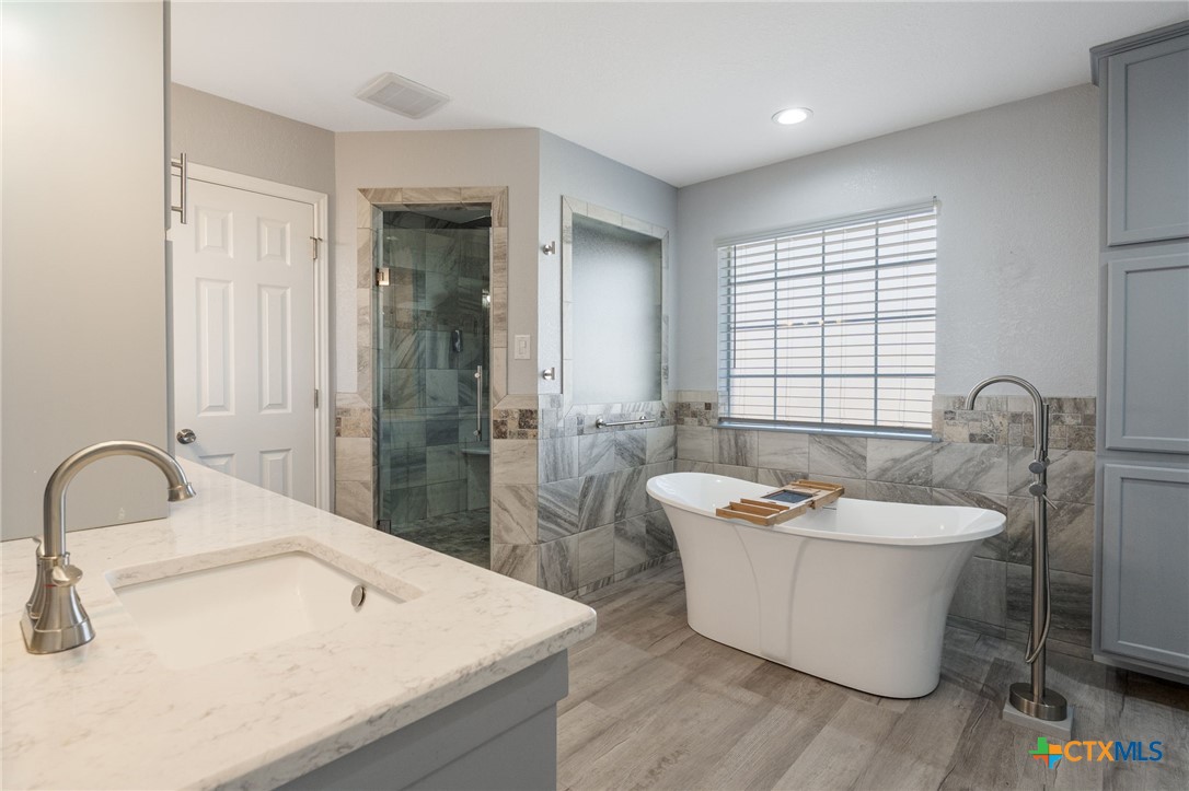 2600 Pecan Creek Road Killeen, TX 76549 - Photo 17 of 46 Primary bath - Soaker Tub
