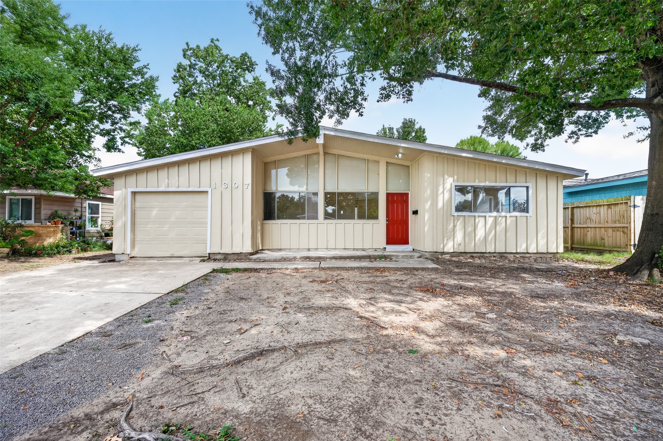 1307 Camden Road Pasadena, TX 77502 - Photo 1 of 37 Gallery Image 1