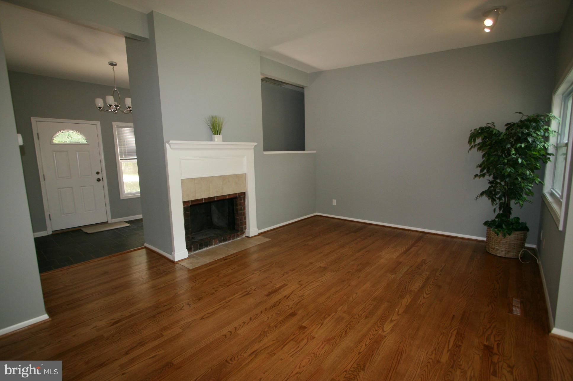 9401 North Penfield Road Columbia, MD 21045 - Photo 2 of 28 Living Room