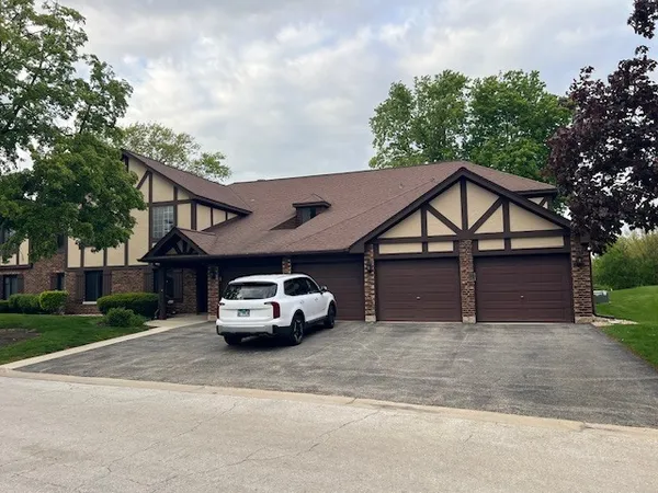 $299,900 | 1715 Lakecliffe Drive, Unit B, Wheaton, IL 60189