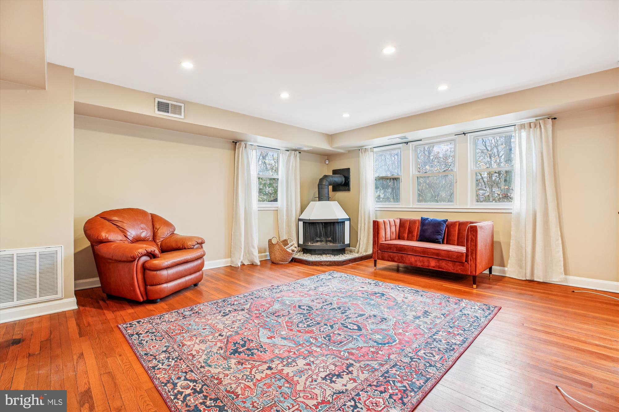 8629 Geren Road, Unit 293 Silver Spring, MD 20901 - Photo 18 of 45 Living Room
