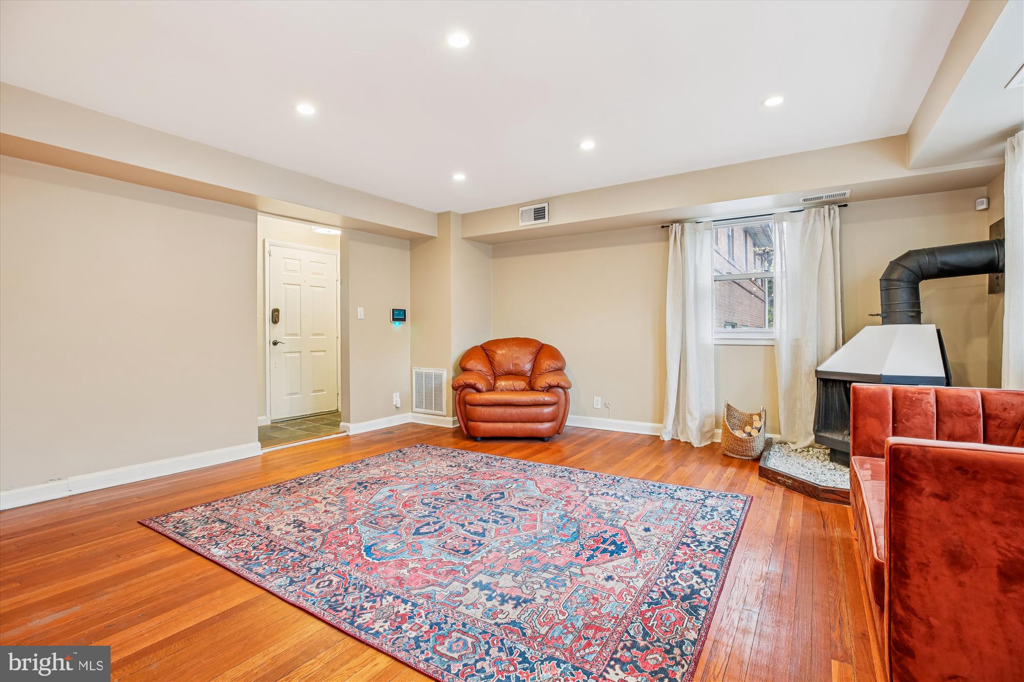 8629 Geren Road, Unit 293 Silver Spring, MD 20901 - Photo 20 of 45 Living Room