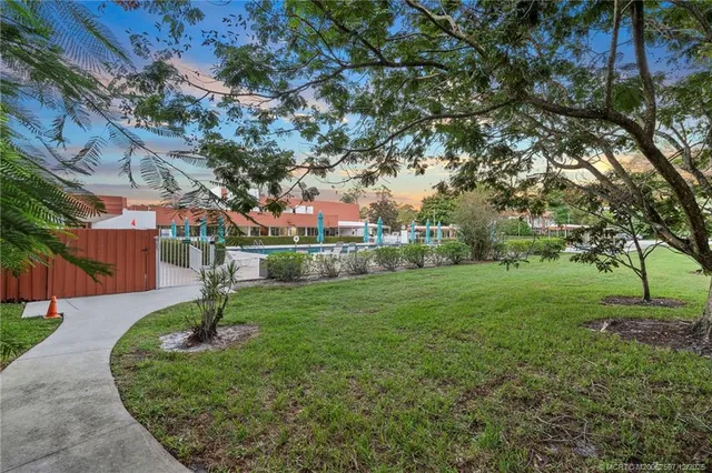 $139,900 | 2600 Southeast Ocean Boulevard, Unit M9, Stuart, FL 34996