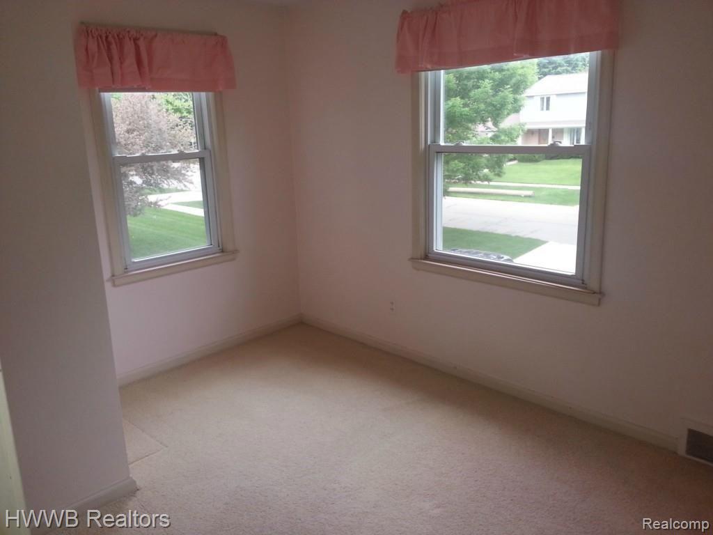 1150 Yorkshire Road Birmingham, MI 48009 - Photo 12 of 18 13.jpg