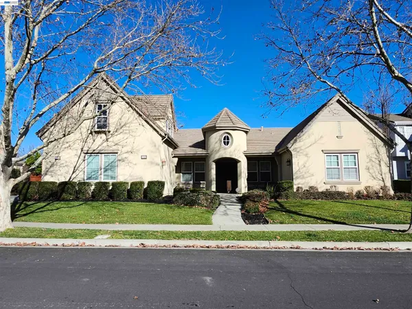 a view of house with yard in front of it