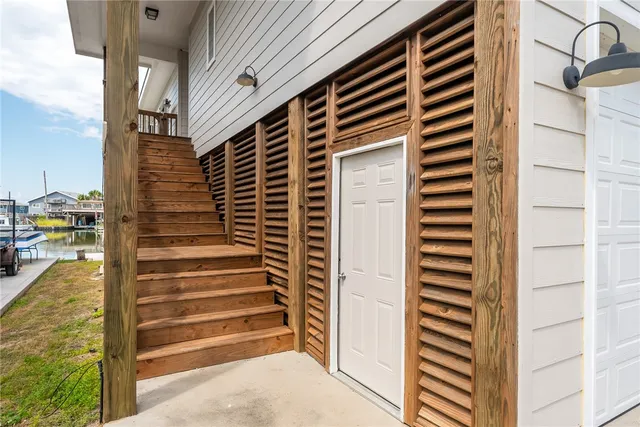 a view of entryway with a balcony