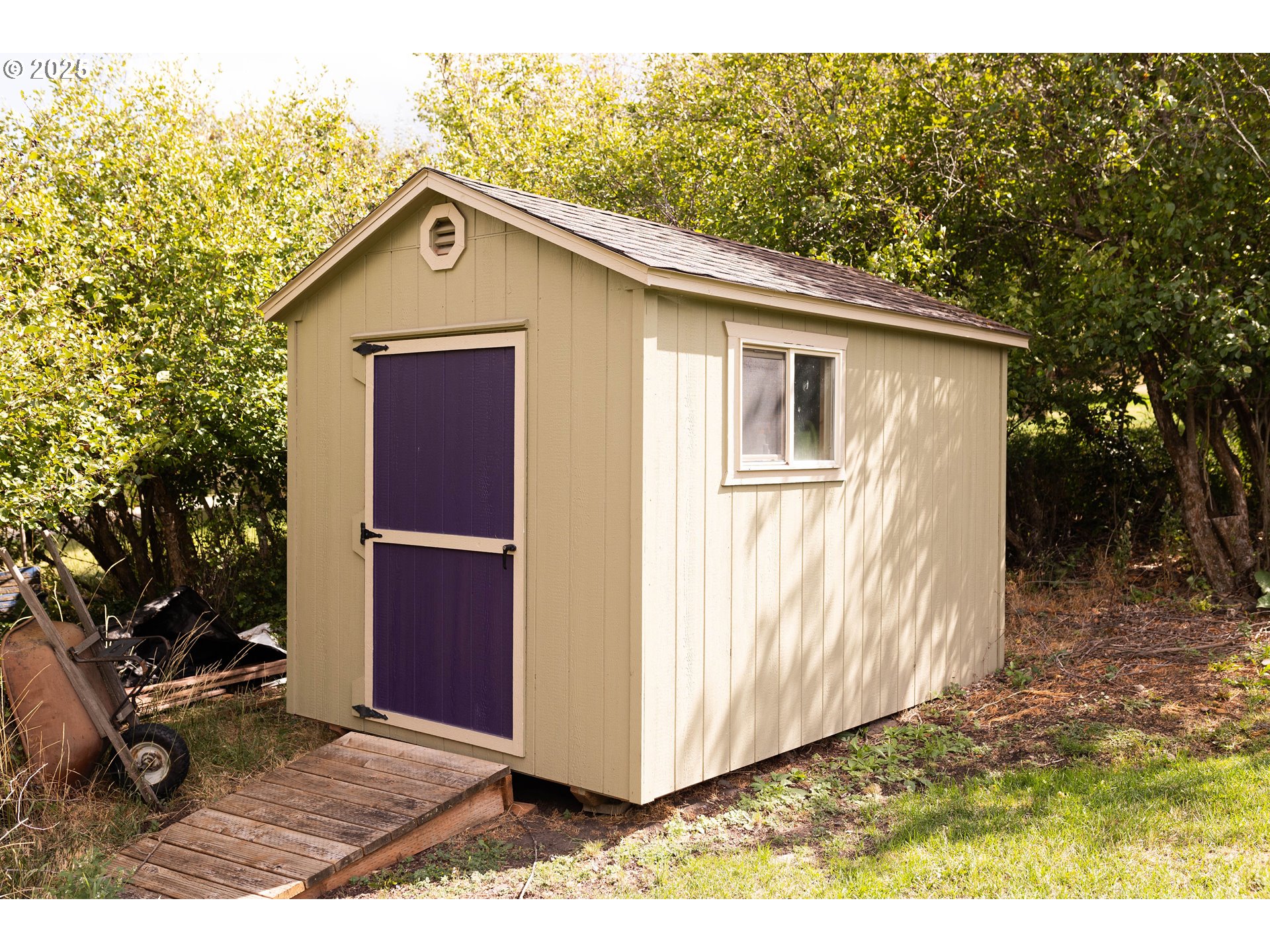 1902 Highland Drive La Grande, OR 97850 - Photo 13 of 46 a view of a small house with yard