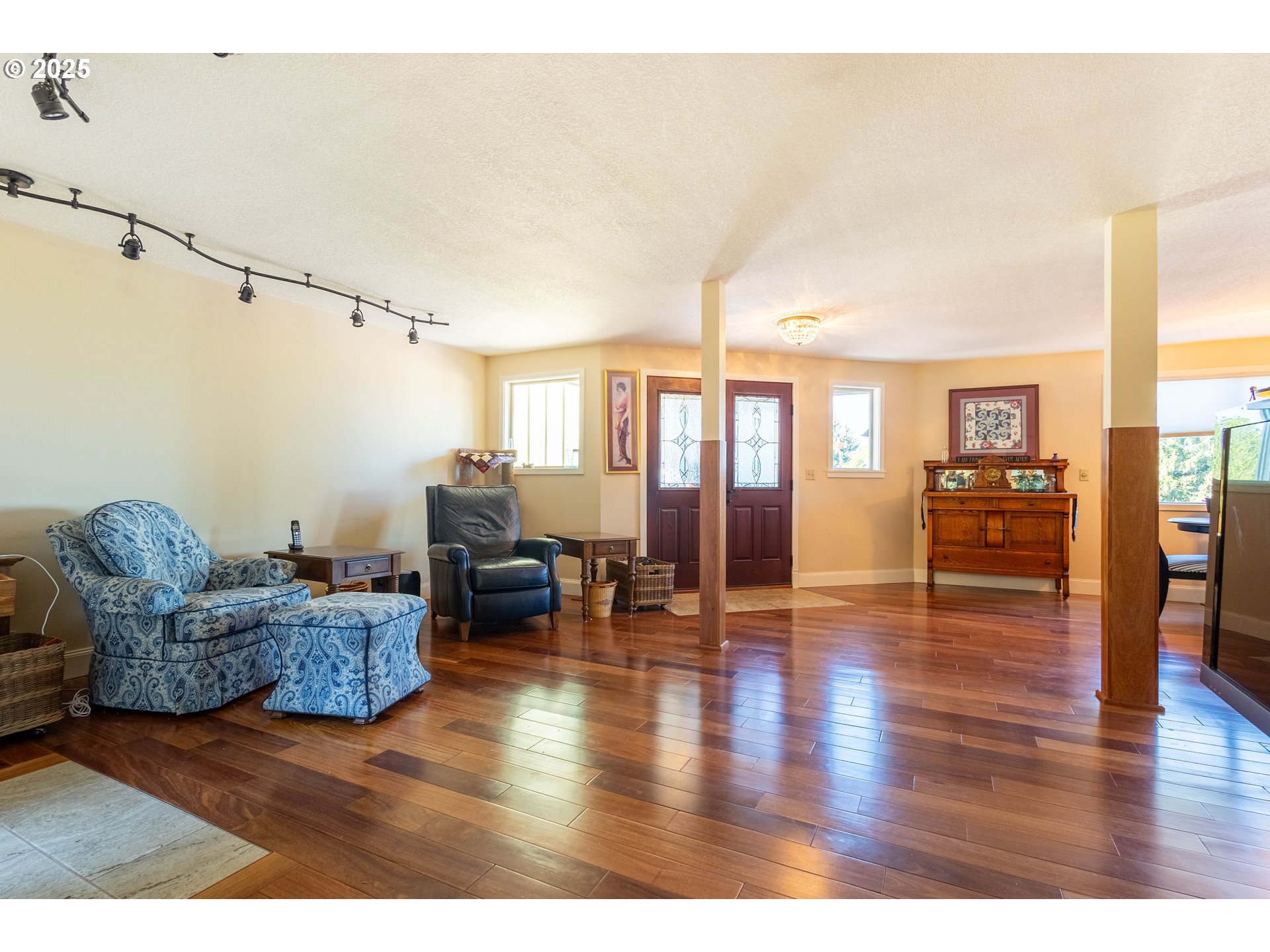 1902 Highland Drive La Grande, OR 97850 - Photo 14 of 46 a living room with furniture and wooden floor