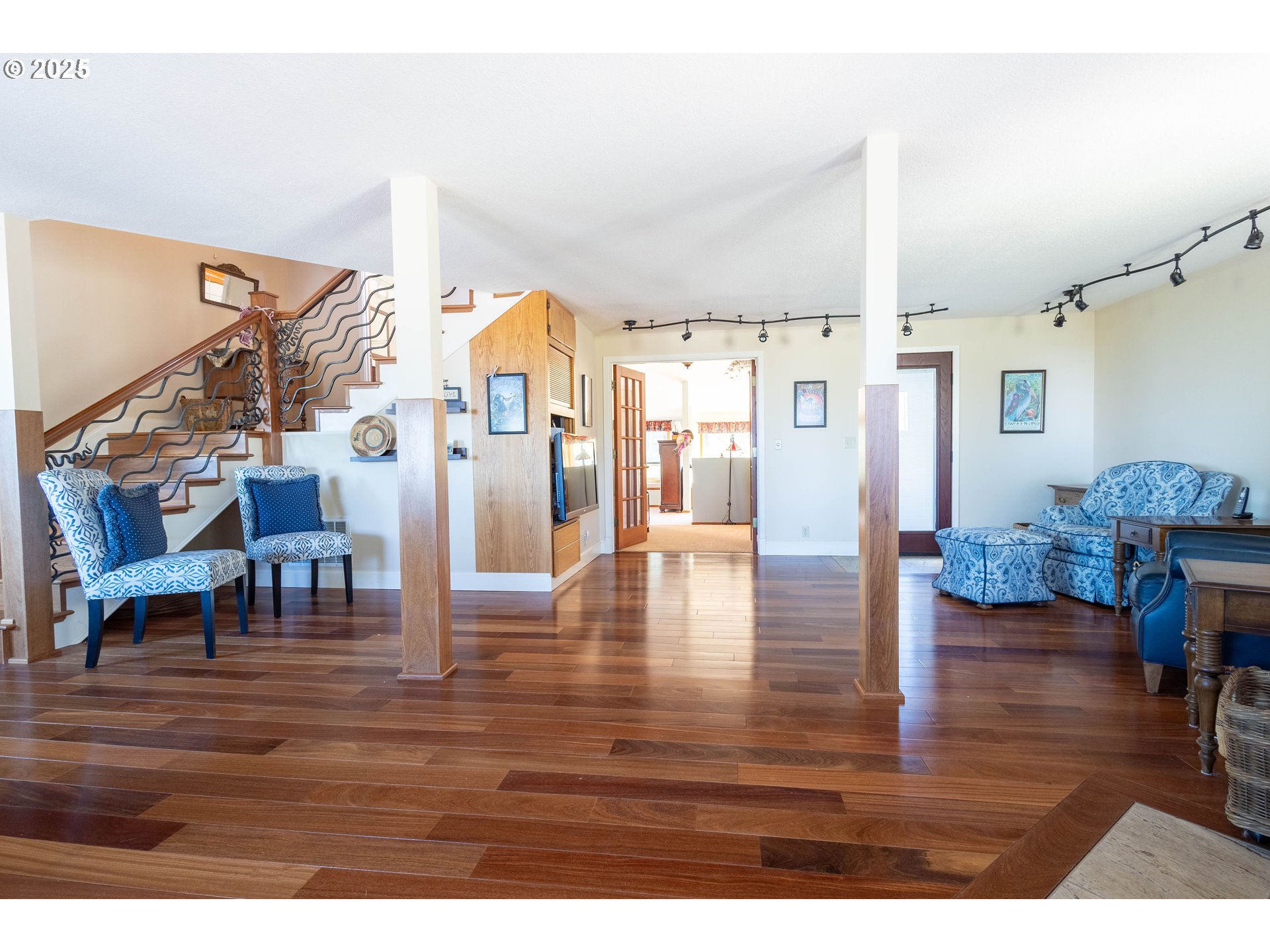 1902 Highland Drive La Grande, OR 97850 - Photo 18 of 46 a living room with furniture and a wooden floor