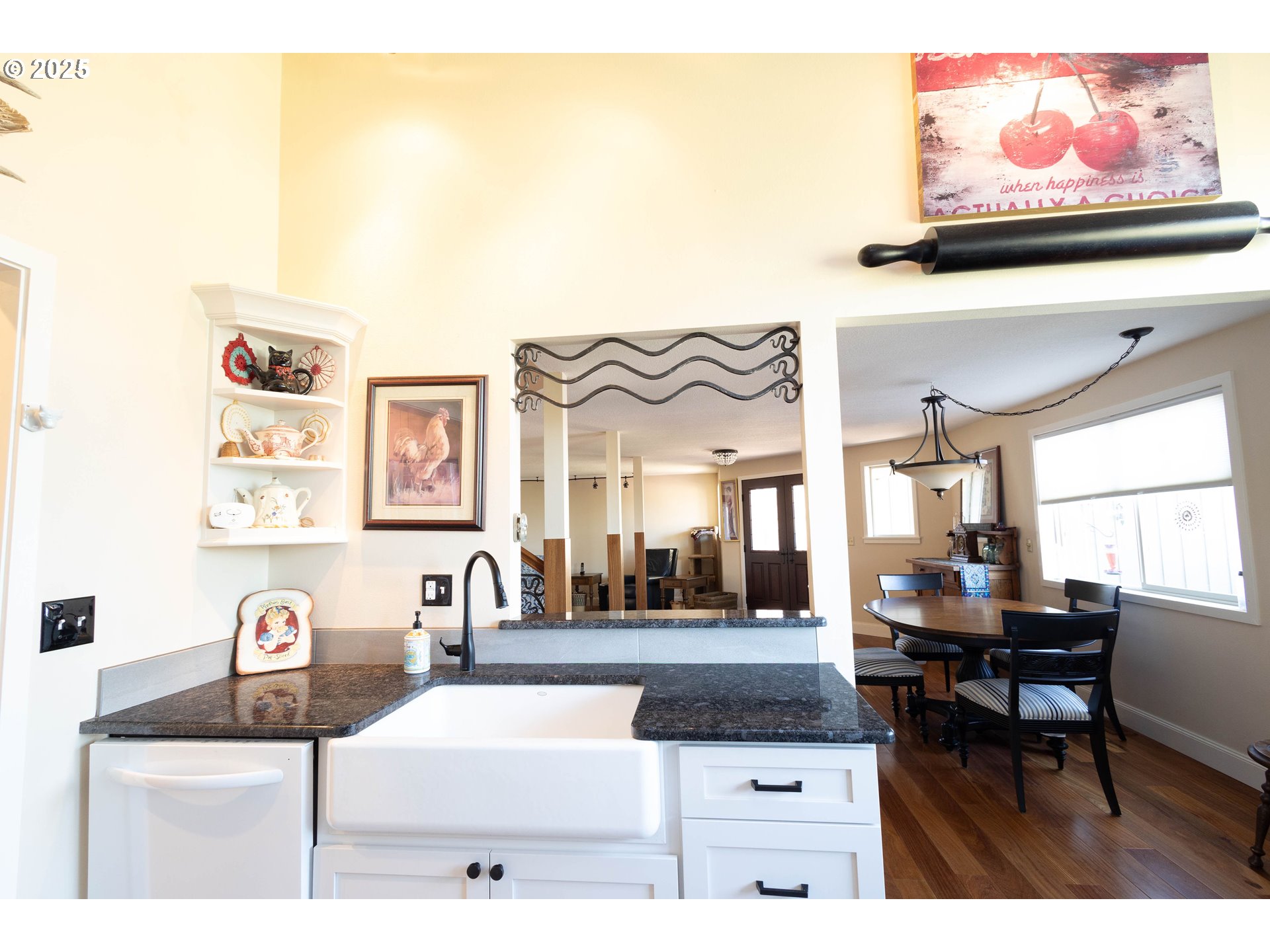 1902 Highland Drive La Grande, OR 97850 - Photo 19 of 46 a living room with a table and chairs