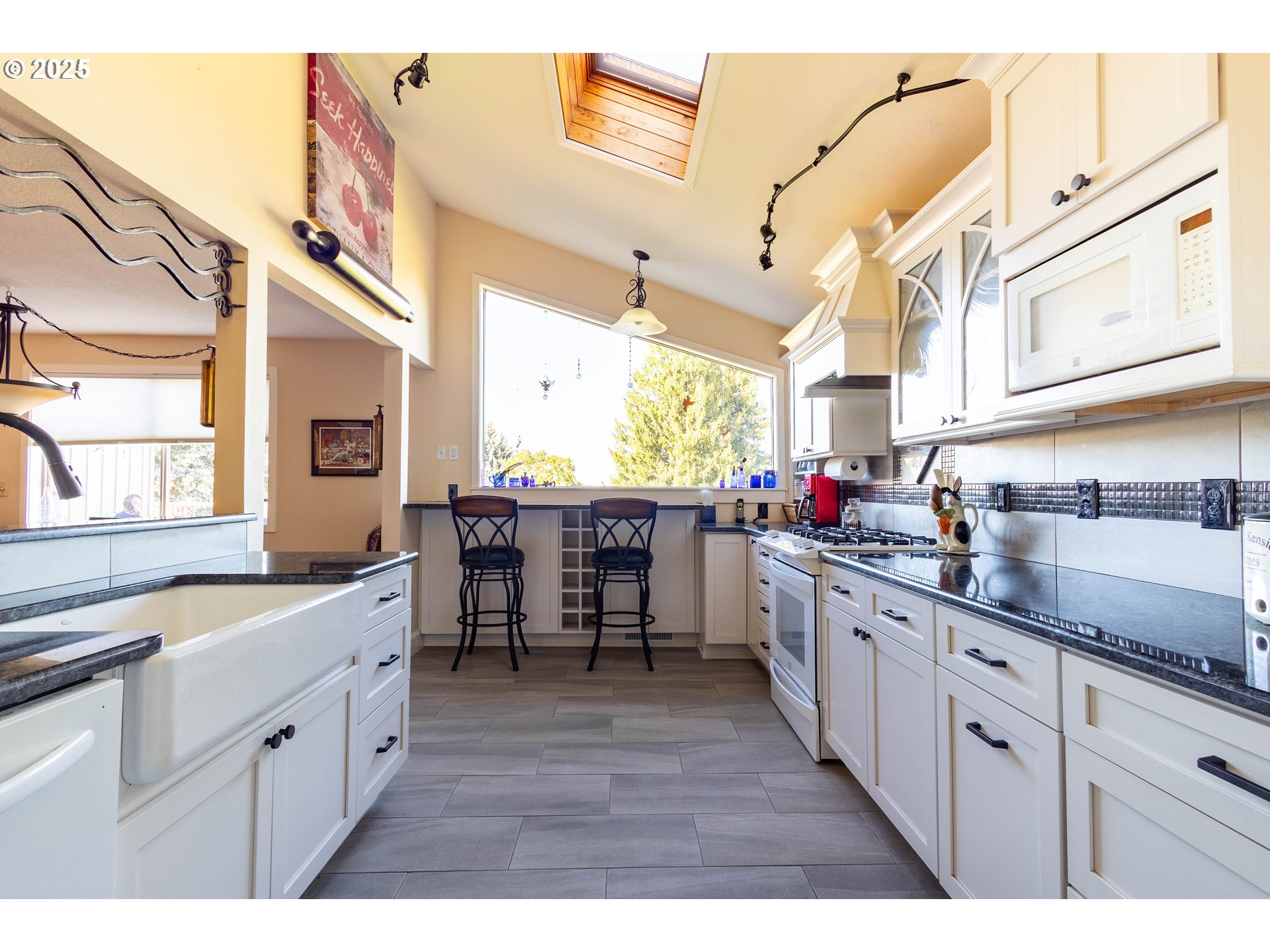 1902 Highland Drive La Grande, OR 97850 - Photo 22 of 46 a large kitchen with stainless steel appliances kitchen island granite countertop a sink and cabinets