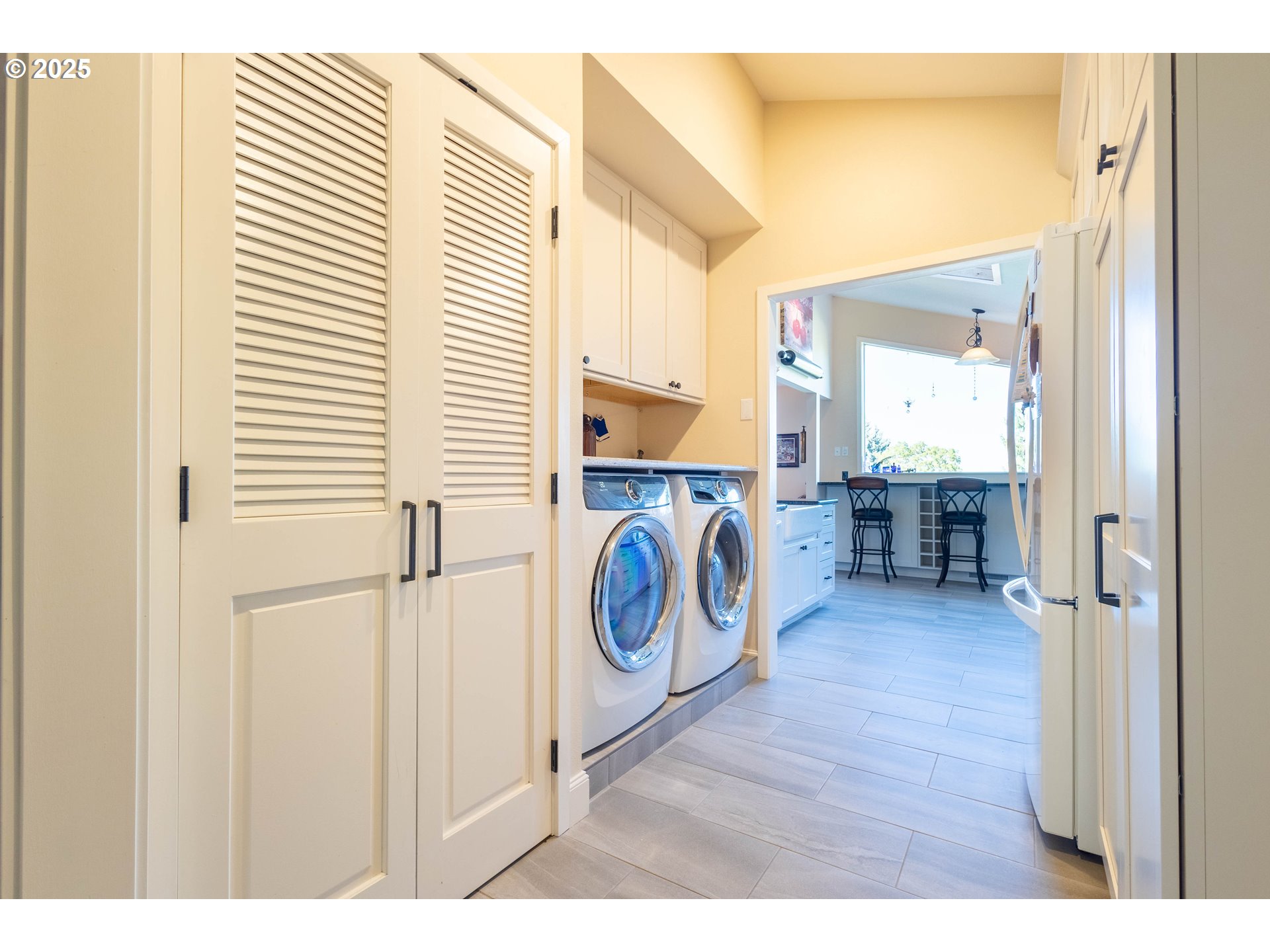 1902 Highland Drive La Grande, OR 97850 - Photo 24 of 46 a view of hallway with washer and dryer
