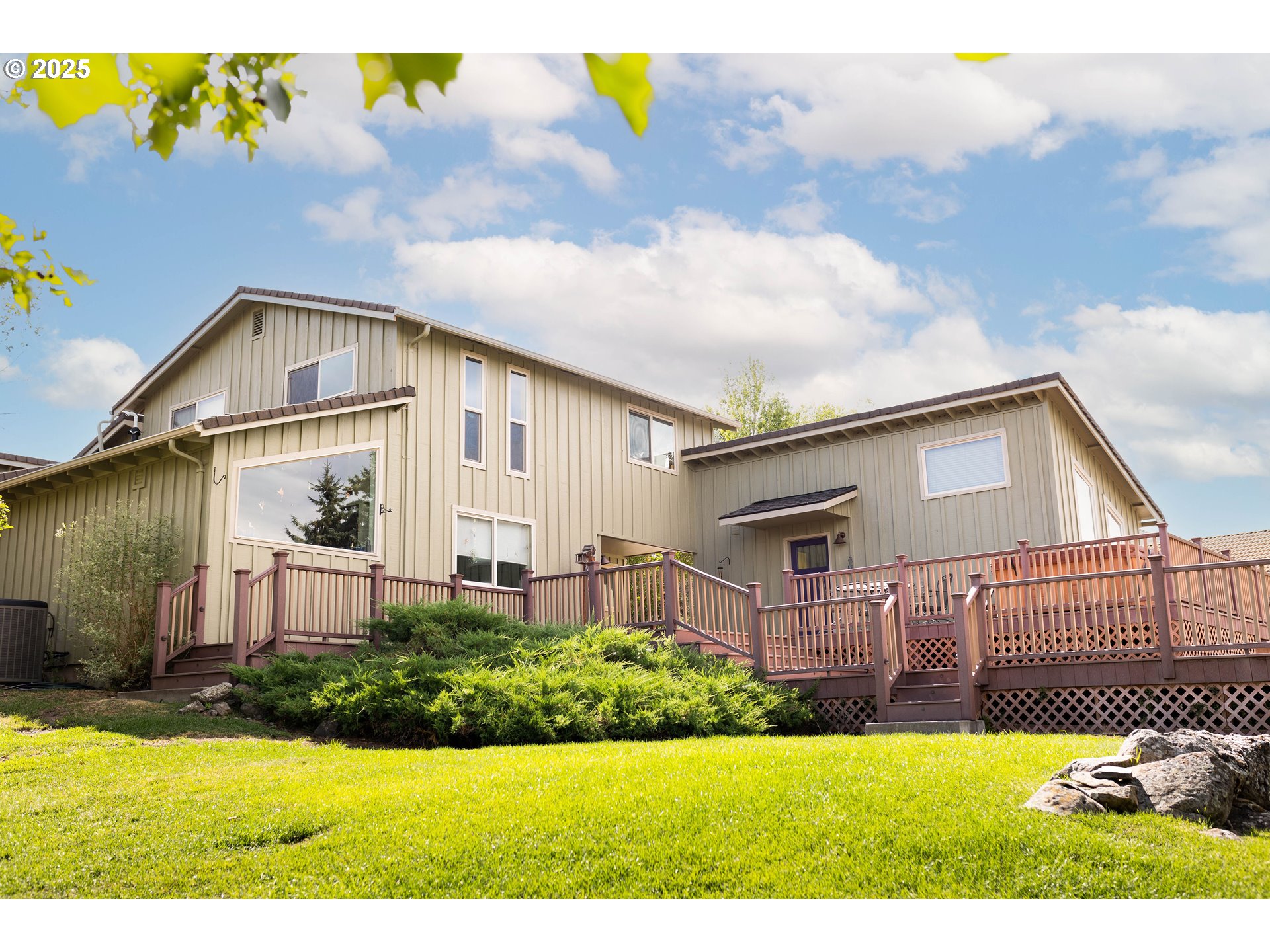 1902 Highland Drive La Grande, OR 97850 - Photo 3 of 46 a front view of a house with garden
