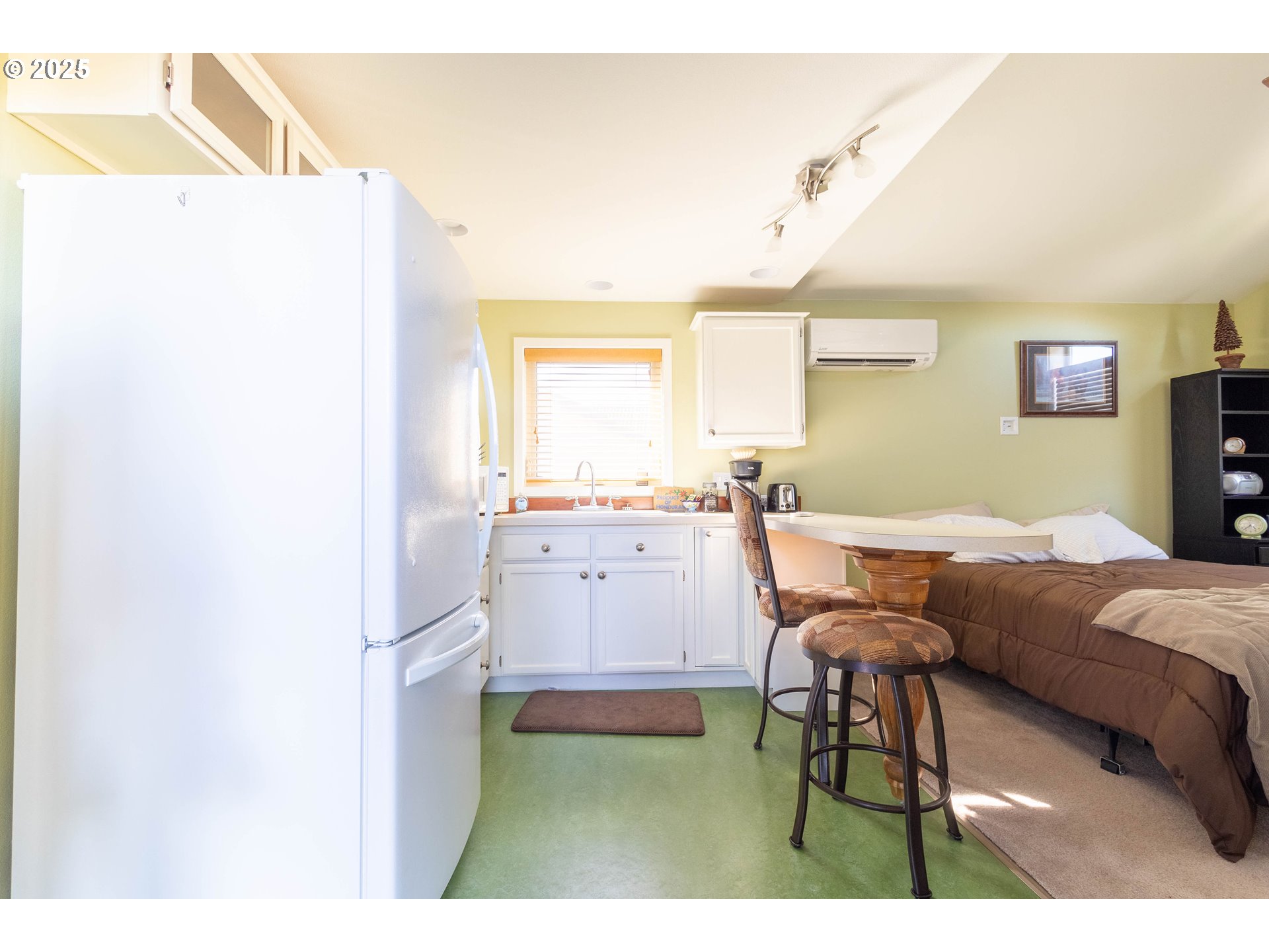 1902 Highland Drive La Grande, OR 97850 - Photo 39 of 46 a living room with furniture and a kitchen island