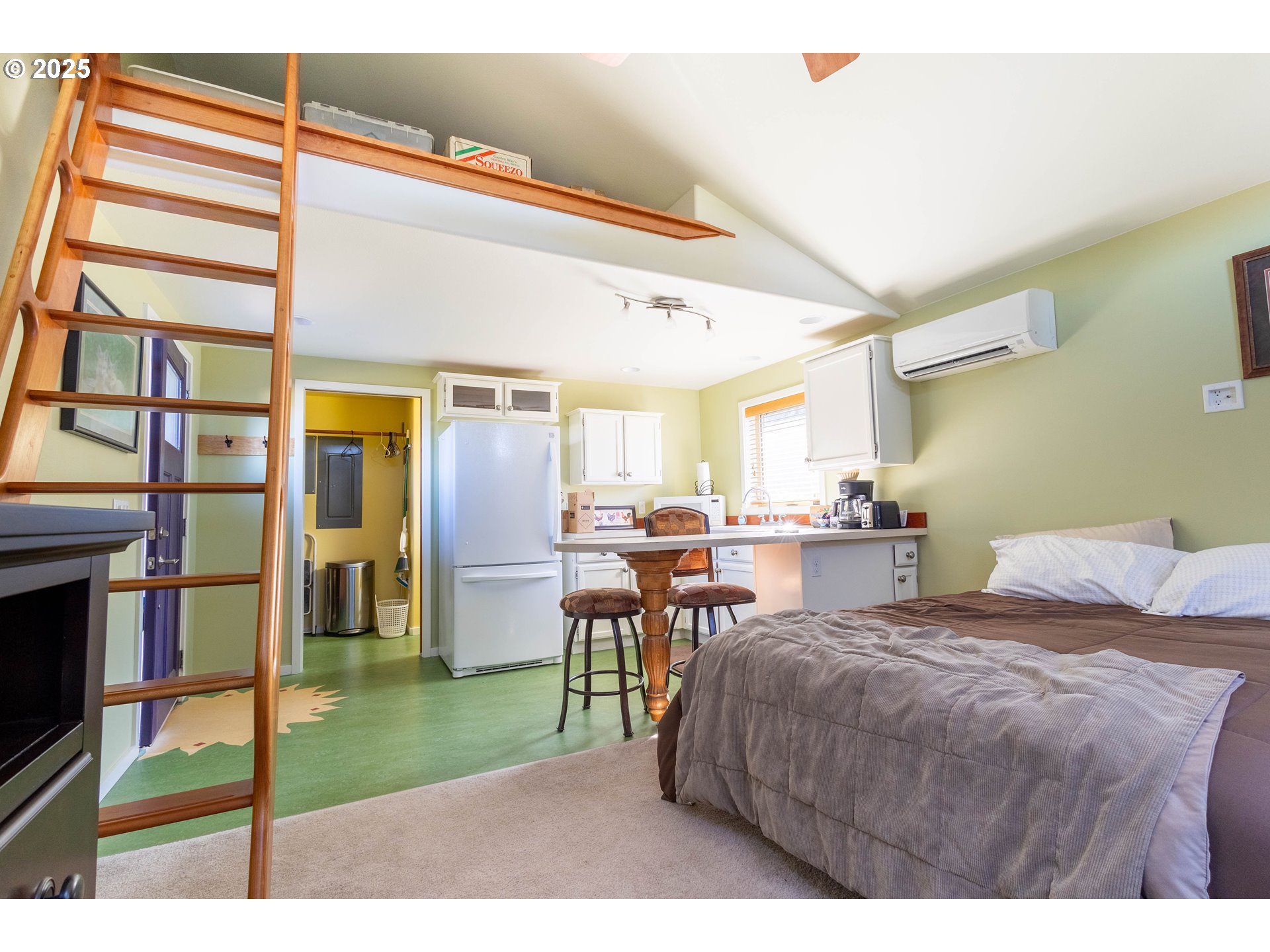 1902 Highland Drive La Grande, OR 97850 - Photo 43 of 46 a bed room with a bed and a chair