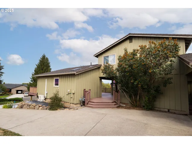 a view of a house with backyard