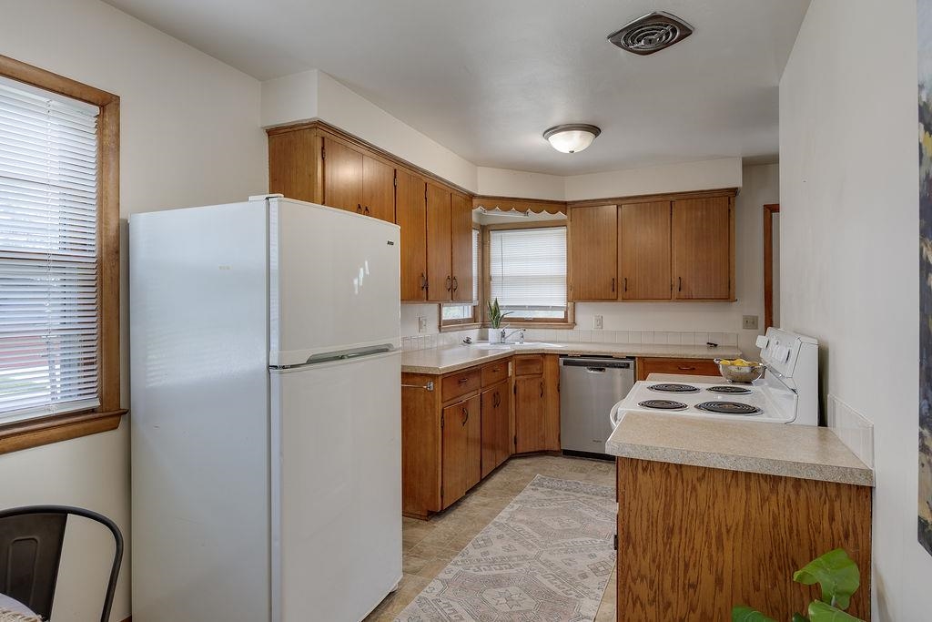 2407 Waunona Way Madison, WI 53713 - Photo 10 of 54