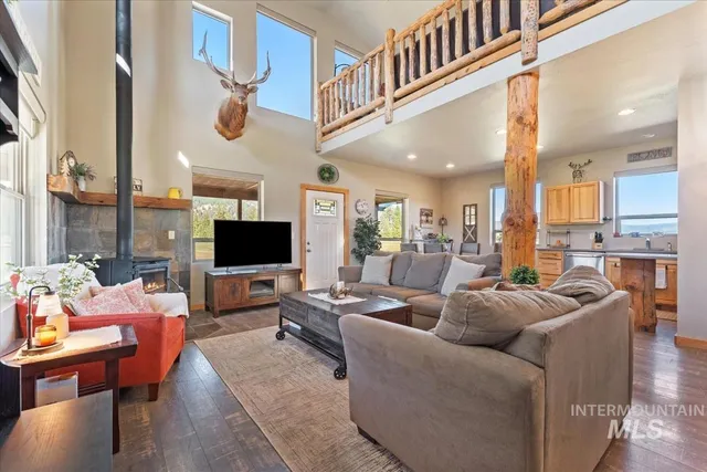 $735,000 | 34 Crosstimber Loop, Garden Valley, ID 83622