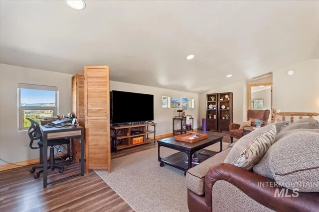 $735,000 | 34 Crosstimber Loop, Garden Valley, ID 83622