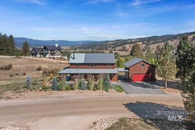 $735,000 | 34 Crosstimber Loop, Garden Valley, ID 83622
