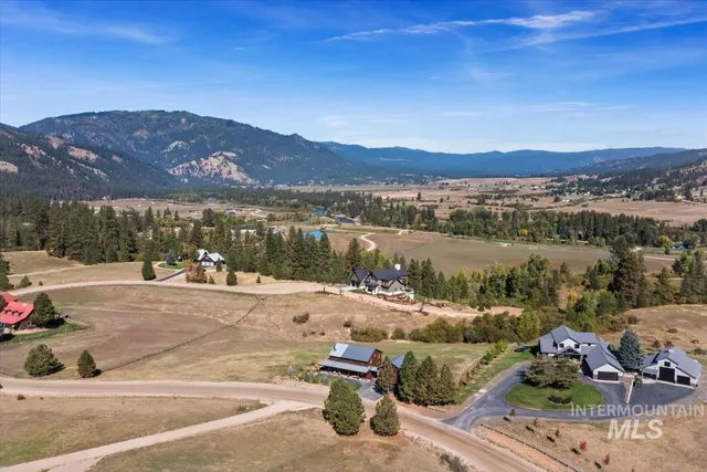 $735,000 | 34 Crosstimber Loop, Garden Valley, ID 83622