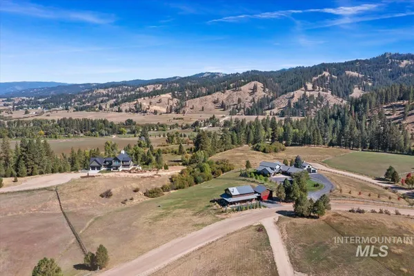 $735,000 | 34 Crosstimber Loop, Garden Valley, ID 83622