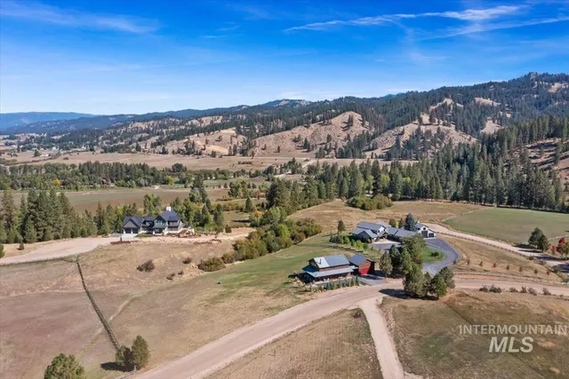 $735,000 | 34 Crosstimber Loop, Garden Valley, ID 83622