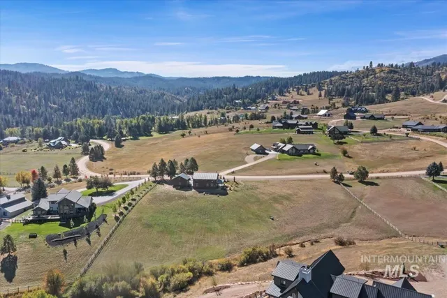 $735,000 | 34 Crosstimber Loop, Garden Valley, ID 83622