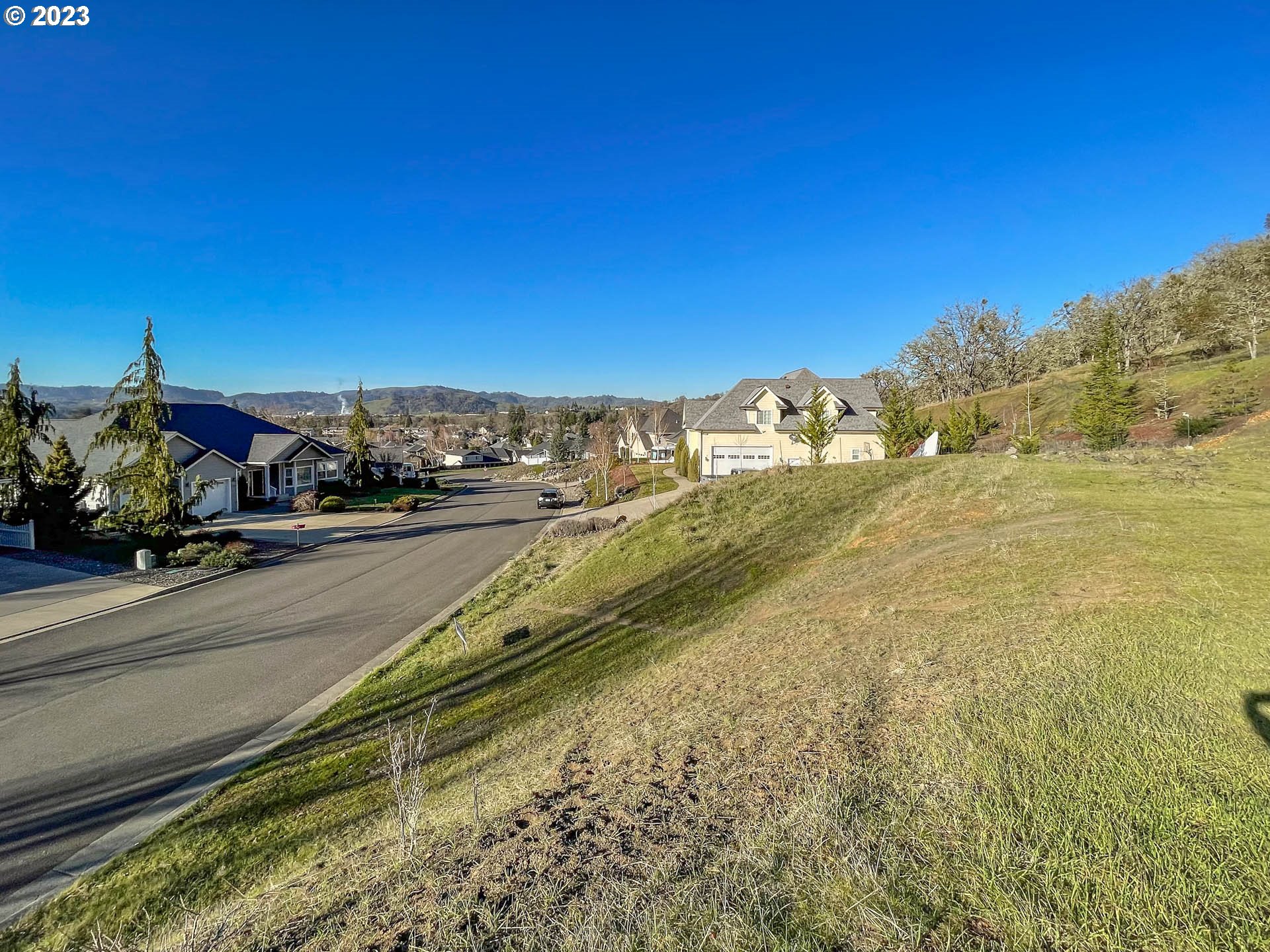 817 North View Drive Winchester, OR 97495 - Photo 6 of 11 a view of a ocean with beach