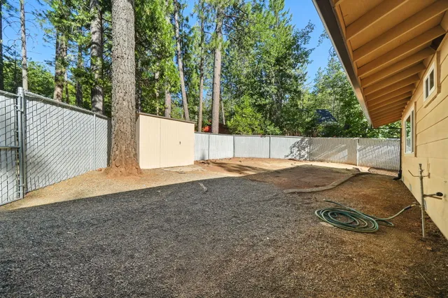 a view of a backyard