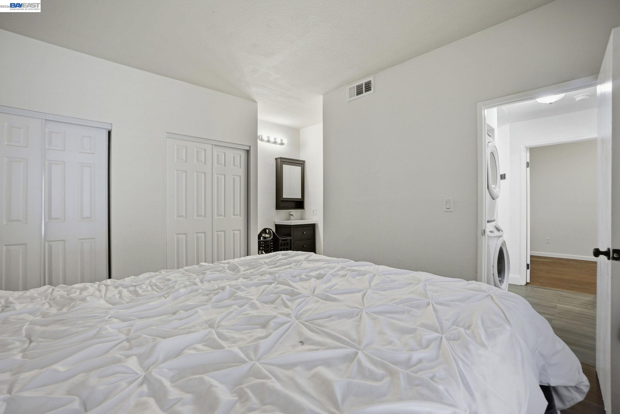 1405 Forest Run Hercules, CA 94547 - Photo 17 of 26 a bedroom with a bed and a mirror