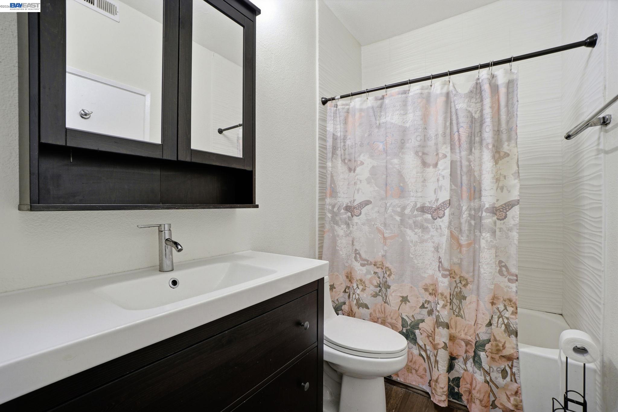 1405 Forest Run Hercules, CA 94547 - Photo 22 of 26 a bathroom with a sink and a toilet