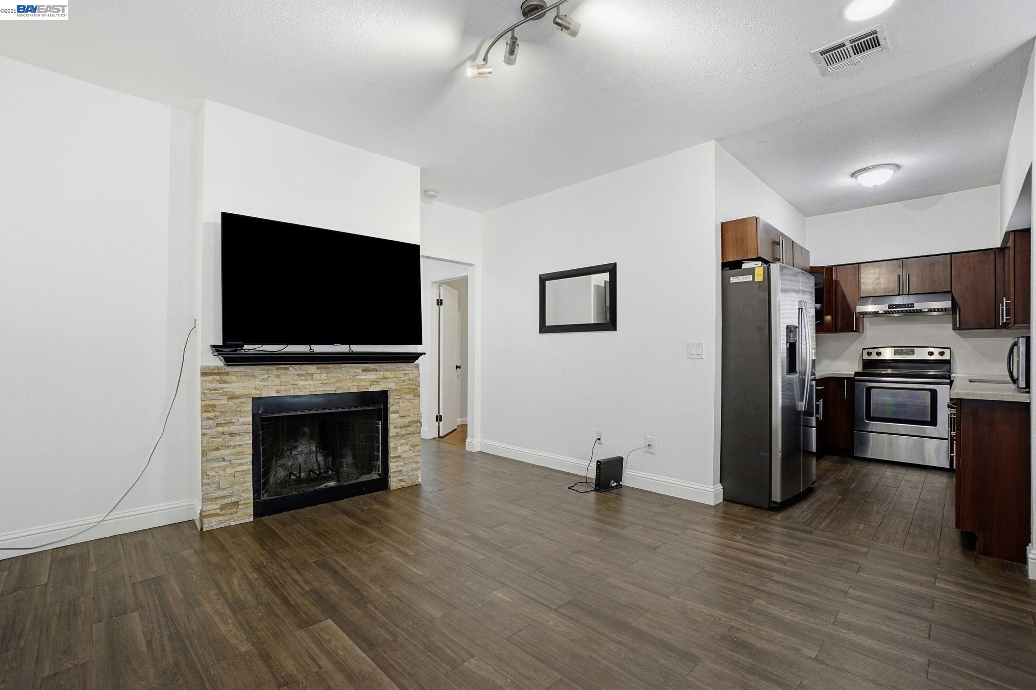 1405 Forest Run Hercules, CA 94547 - Photo 7 of 26 a view of kitchen with furniture microwave and refrigerator