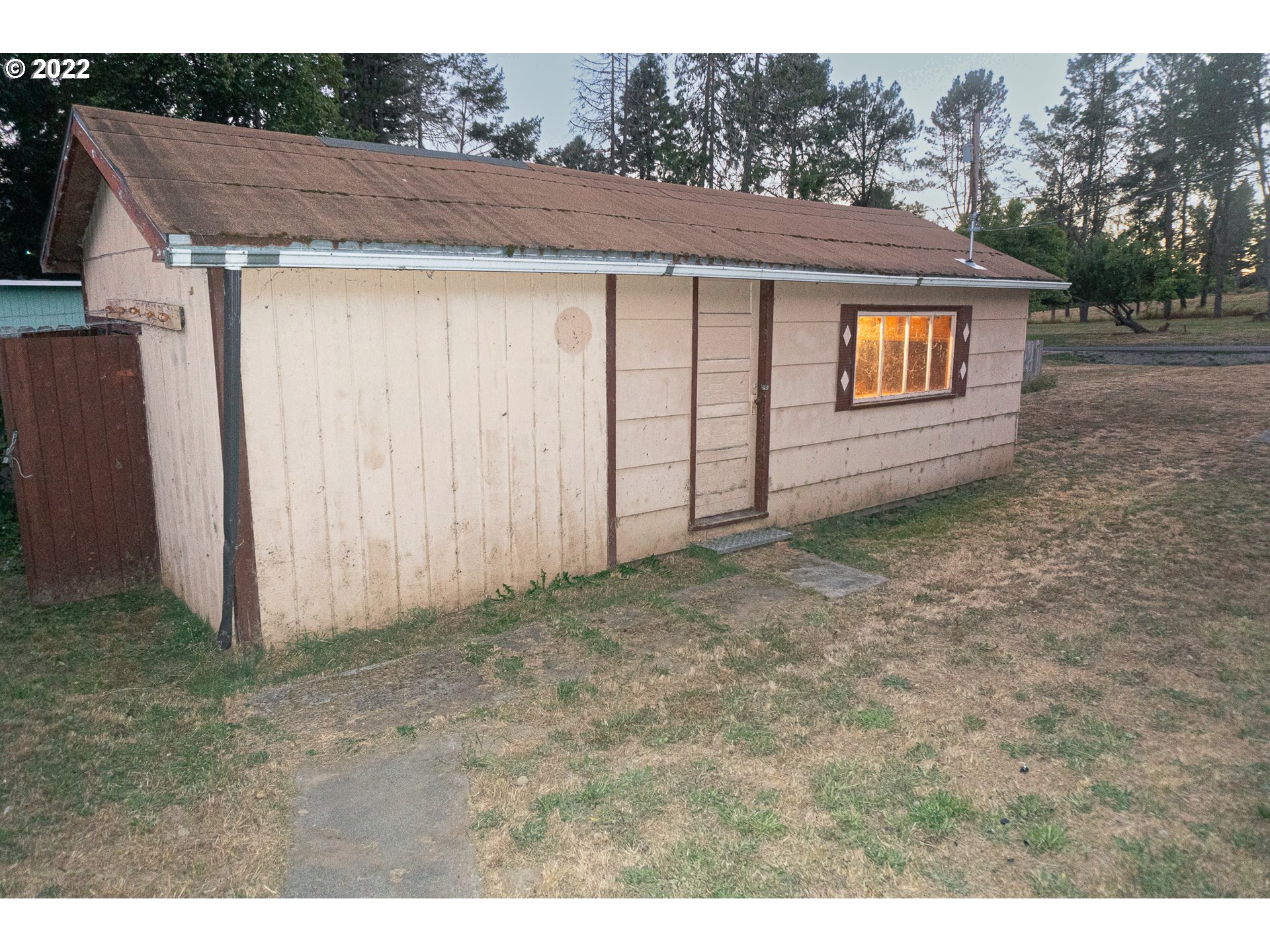 377 North Side Road Sutherlin, OR 97479 - Photo 20 of 20 a view of a backyard of a house