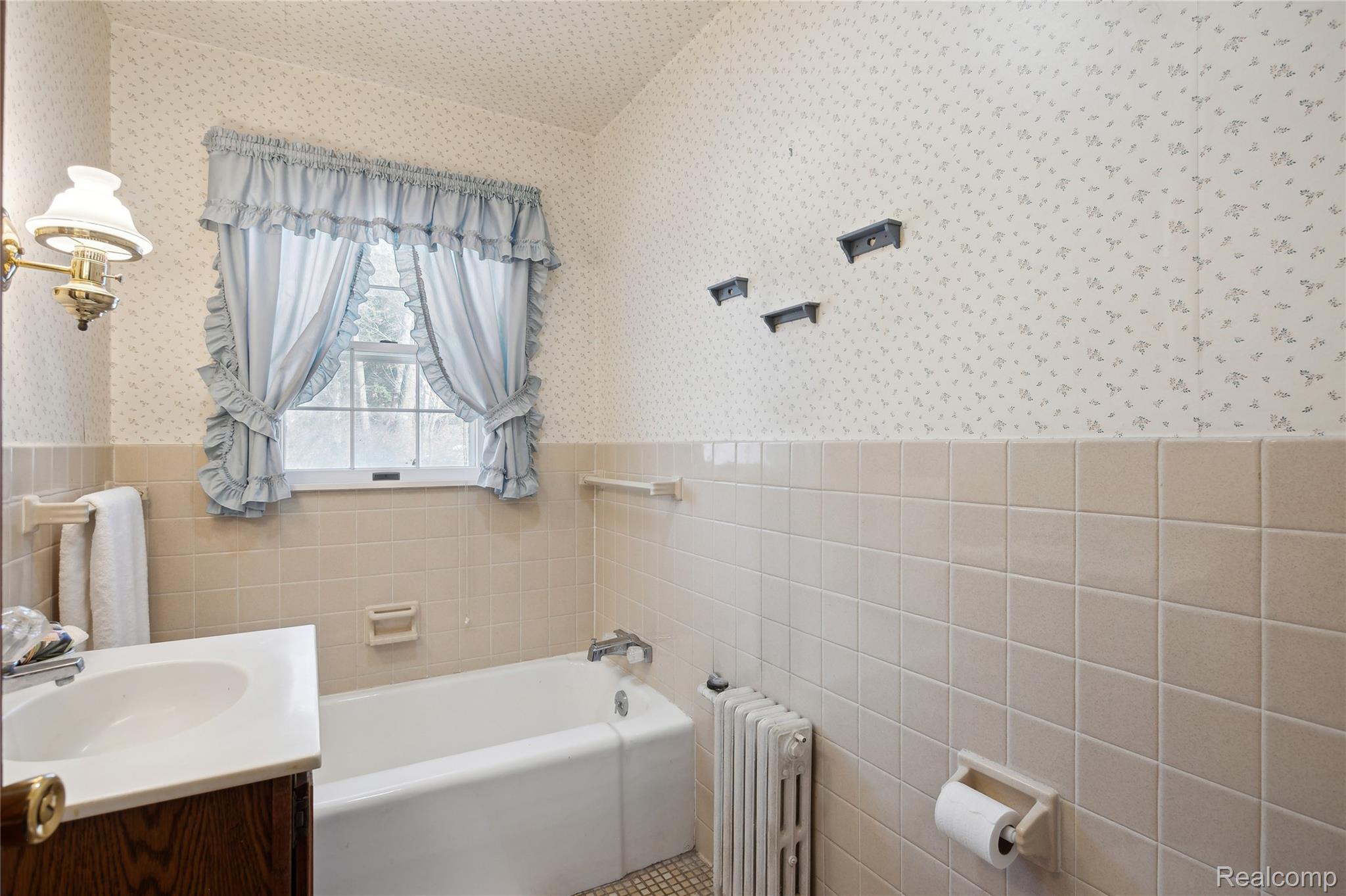4300 West Bacon Road Hillsdale, MI 49242 - Photo 26 of 49 Additional Hall Bathroom