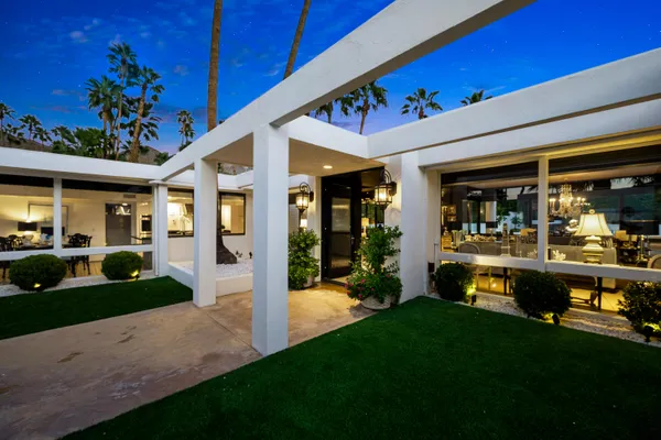 a view of a house of a front yard