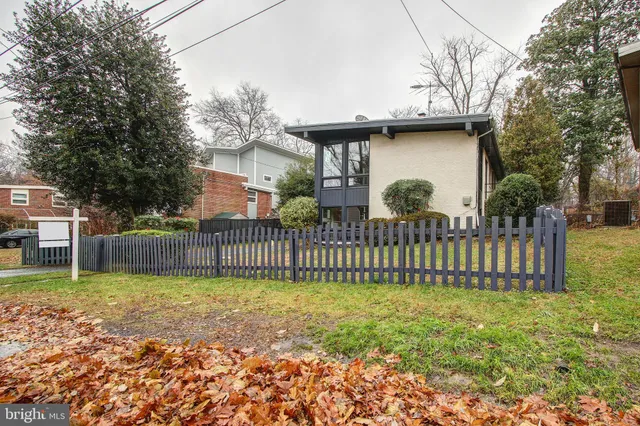 a view of a small yard and a fountain