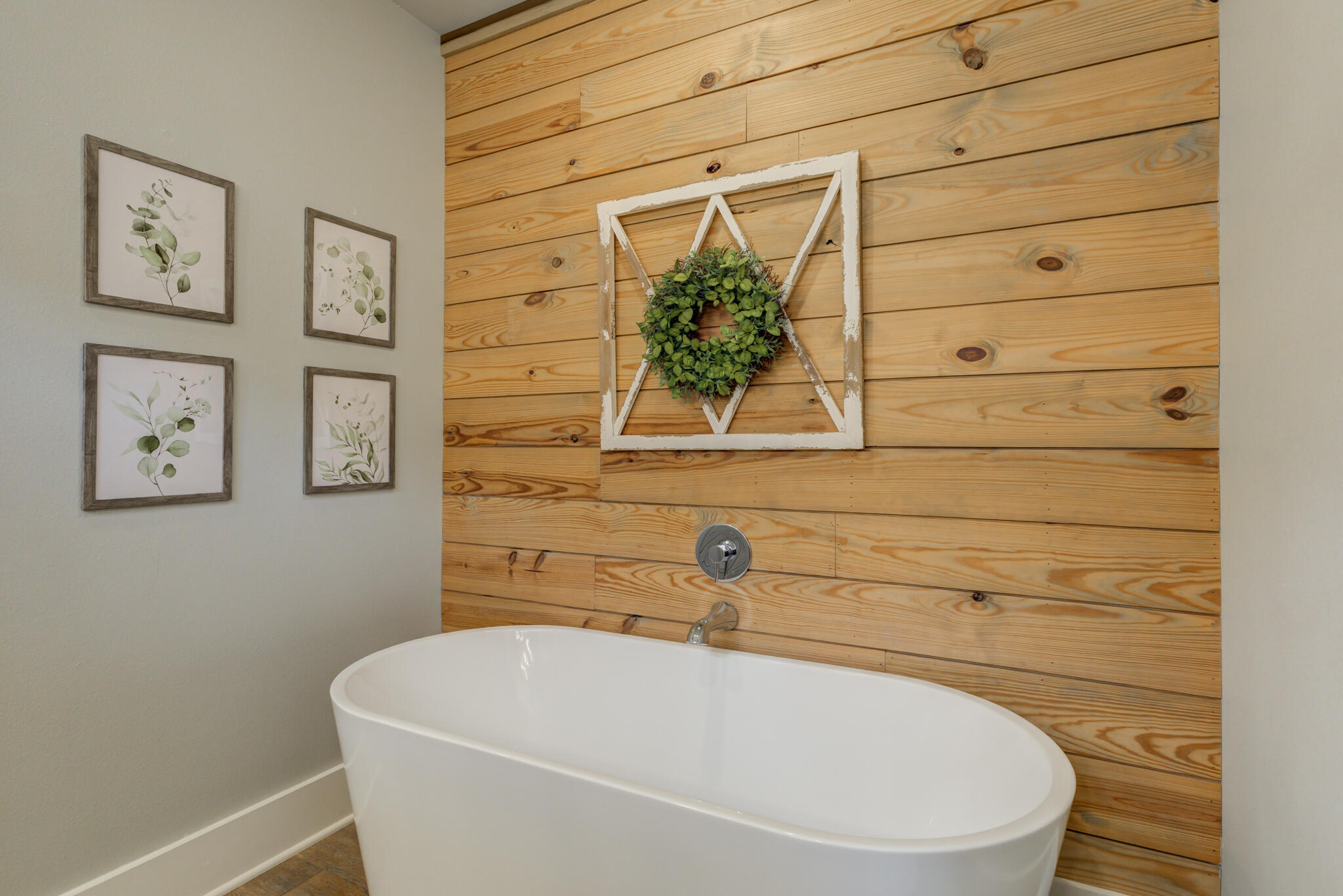 3918 137th Street Lubbock, TX 79423 - Photo 46 of 64 a bathroom with a bathtub