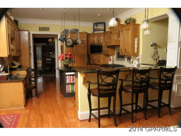 570 Jamaka Road Washington, NC 27889 - Photo 9 of 36 Breakfast Bar-nice Built-in Desk