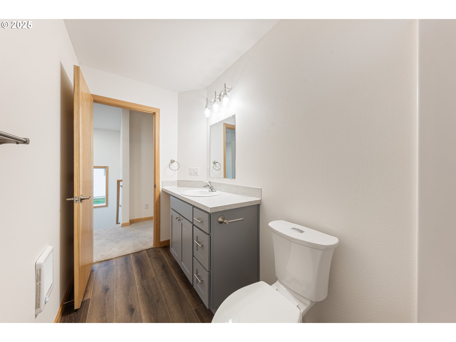 658 ST Charles Street Eugene, OR 97402 - Photo 25 of 29 a bathroom with a sink and a mirror