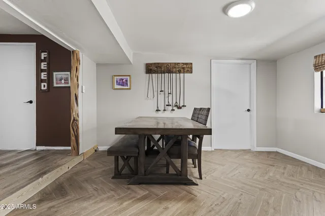 a bed room with two twin beds