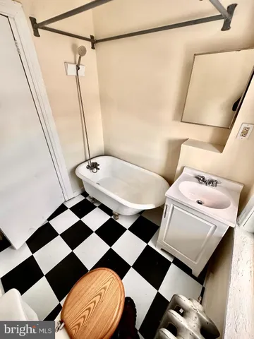 $1,000 | 124 East Pomona Street, Unit 2, Philadelphia, PA 19144