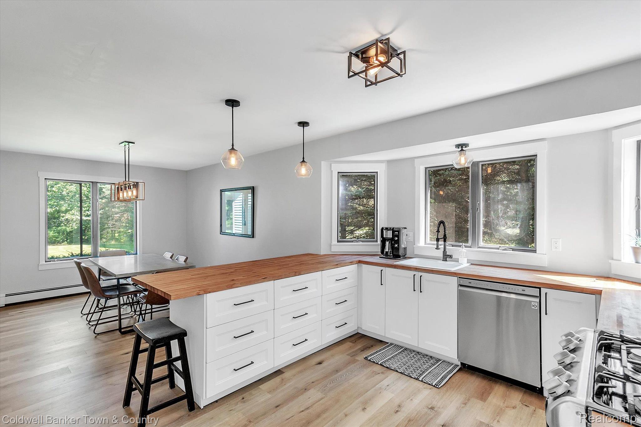 7110 Bergin Road Howell, MI 48843 - Photo 13 of 65 Kitchen & dining