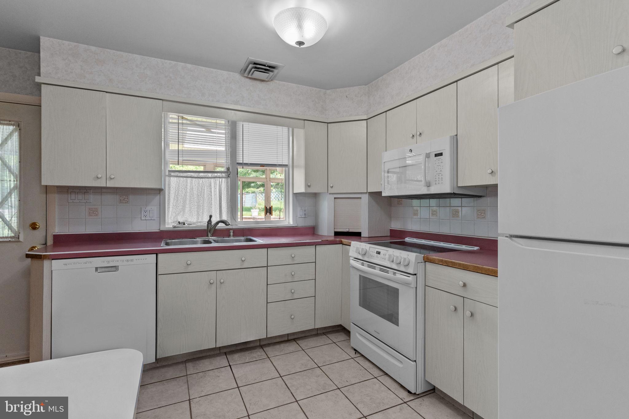 645 Lily Road Warminster, PA 18974 - Photo 6 of 34 Gallery Image 6