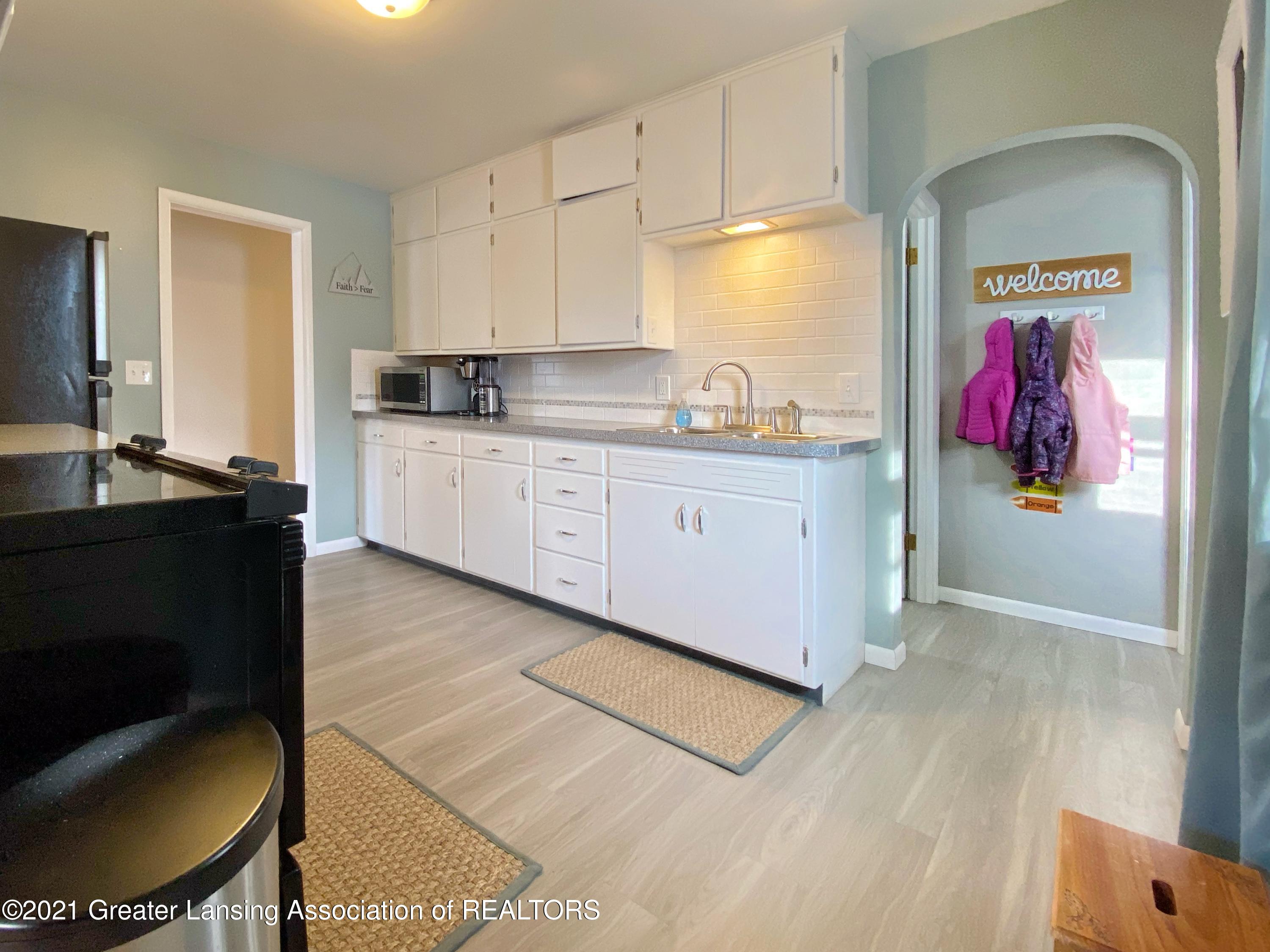 709 South Cochran Road Charlotte, MI 48813 - Photo 3 of 28 Kitchen
