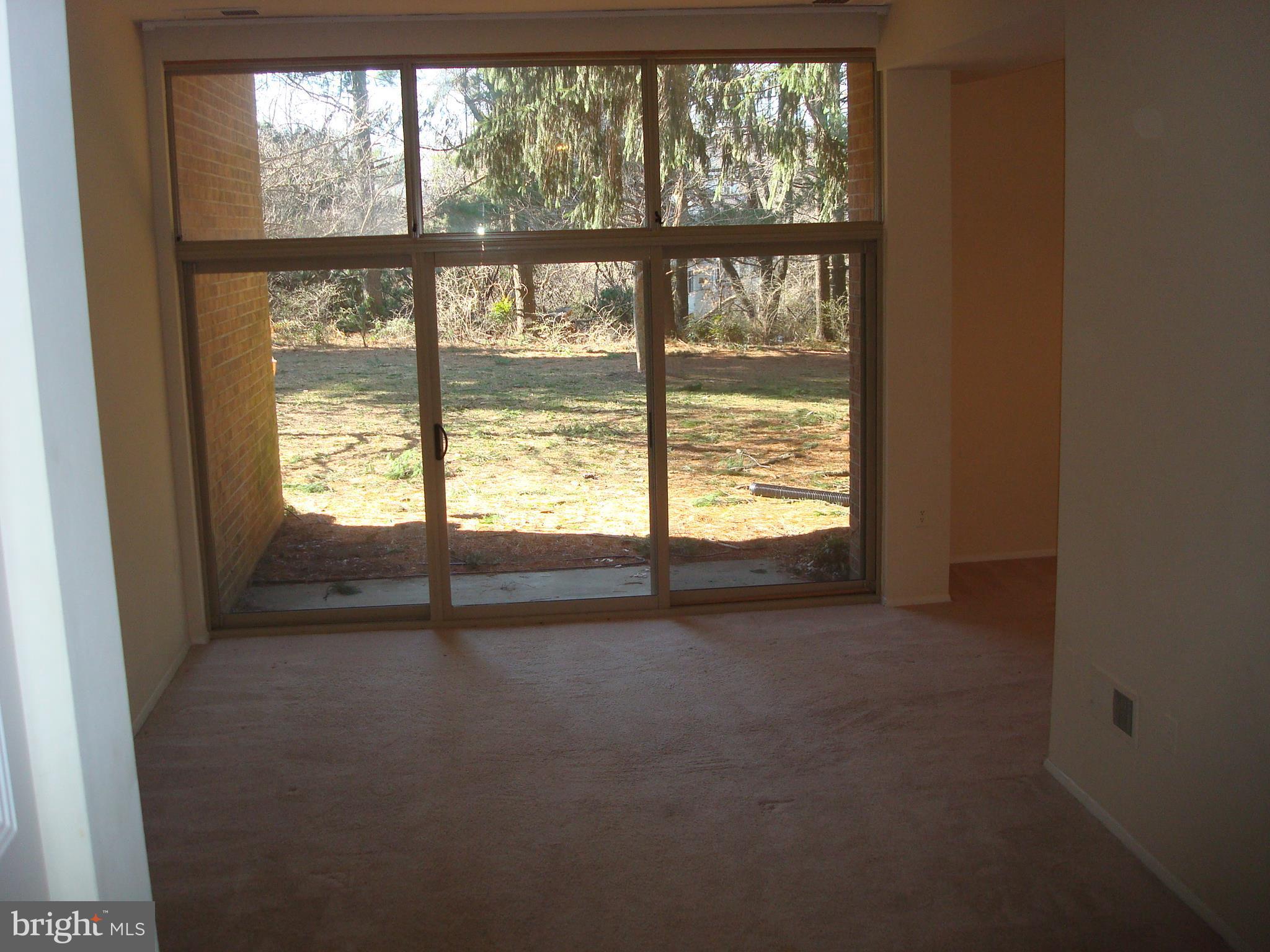 18612 Walkers Choice Road, Unit 2 Gaithersburg, MD 20886 - Photo 4 of 26 Tons of light!