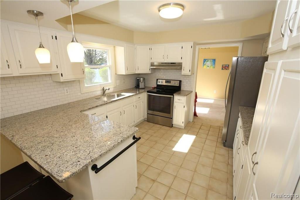 925 Bridgestone Drive Rochester Hills, MI 48309 - Photo 15 of 54