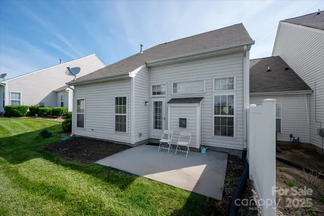 a view of a house with backyard